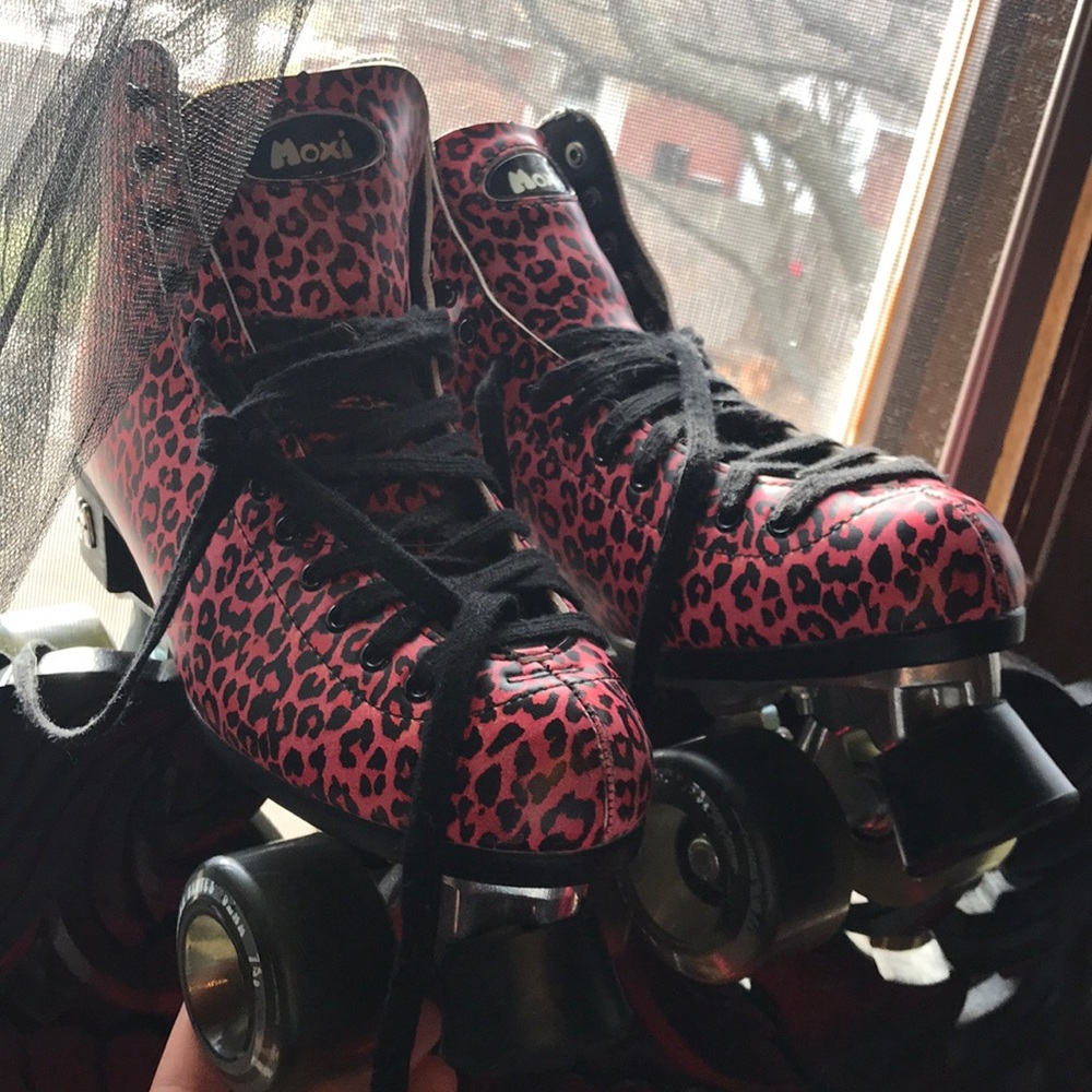 MOXI pink cheetah roller skates